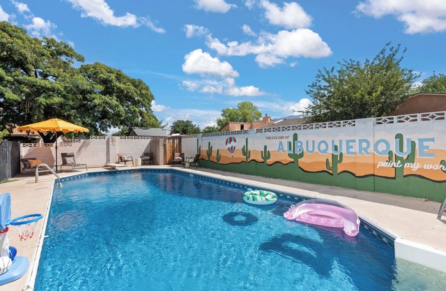 Luxury Amenity Paradise! Sleeps 18 - Pool, Hot Tub, Game Room, Golf, Fire Pit!n