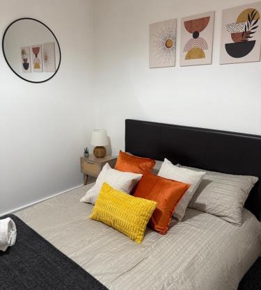 Luxury and Cosy Apartment near Old Trafford M16 ,Free Private Parking,Fast Wi-Fi,Self Check-In Anytime Perfect For Late Arrivals, 5 Minutes to Old Trafford Stadium