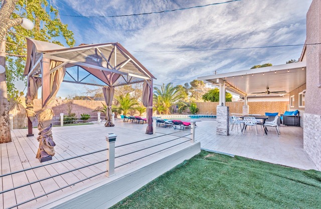 Luxury and exclusive villa 2 miles from the strip