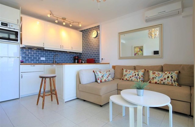 Luxury apartment with sea views, air-con and pool, Next to the Yumbo Centre, 10 mins walk to beach
