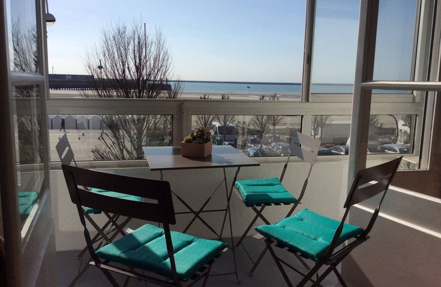 LUXURY APARTMENT (120 m2) on two floors IN A HOUSE FACING THE SEA