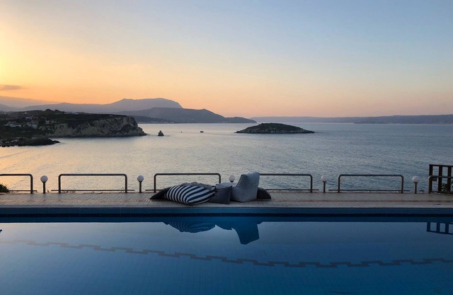 Luxury apartment 120sqm-single/double bedroom-swimming pool-sea front