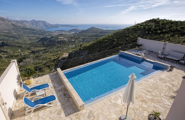 Luxury Apartment Goja with heated infinity pool and Jacuzzi- near Dubrovnik