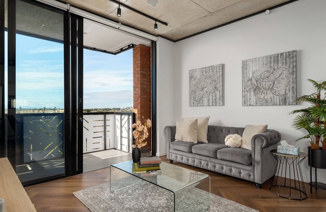 Luxury Apartment In Century City - Lagoon Views