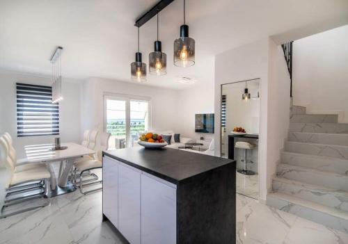 Luxury Apartment Queens on two floors with a panoramic sea view