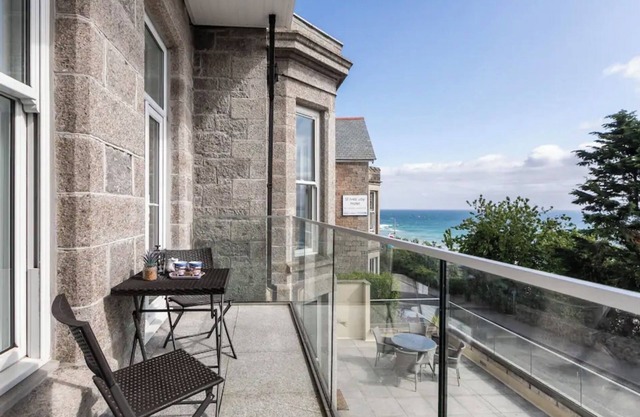 Luxury Apartment, Sea Views, Balcony, Swimming Pool, Spa, Gym, Parking & Wifi