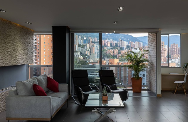 Luxury Apartment w/PANORAMIC Views 🌃 Lleras Park