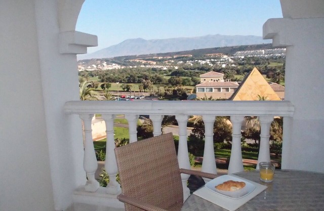 Luxury apartment with fantastic views and 5 minutes from bars/beach/marina. Wifi