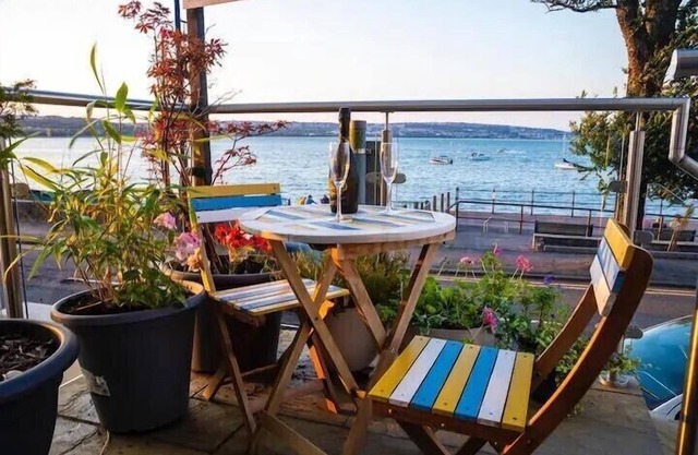 Luxury apartment with beautiful sea views. Private parking, lift and hot tub.