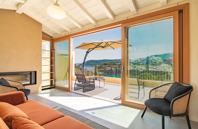 Luxury apartment with private access to the sea