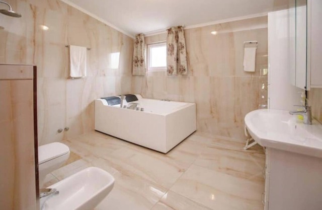 Luxury apartment with open gallery and sea view
