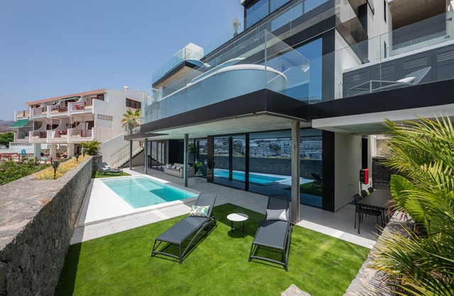 Luxury apartment with private garden and swimming pool