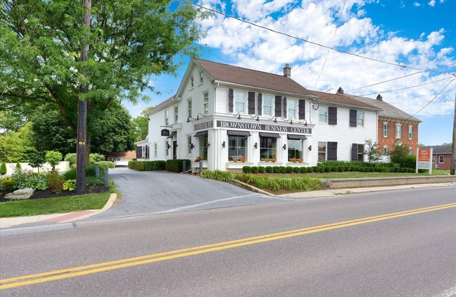 Luxury Apartments at Brownstown Unit 6: A Cozy & Inviting 1 Bedroom+Office Suite