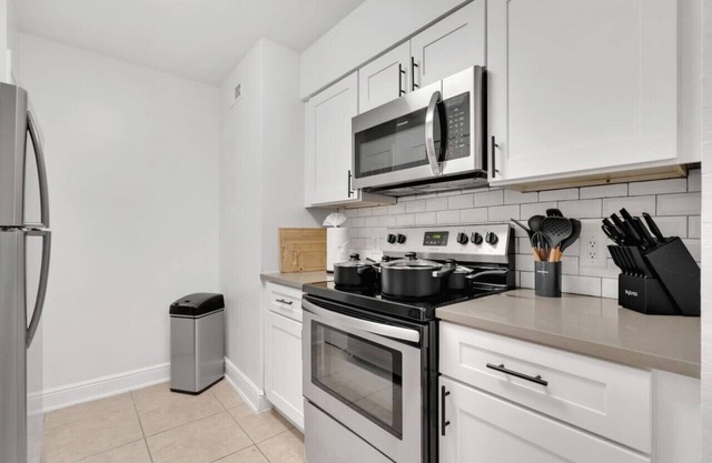 Luxury apt 2 blocks from bayshore with pool /Gym