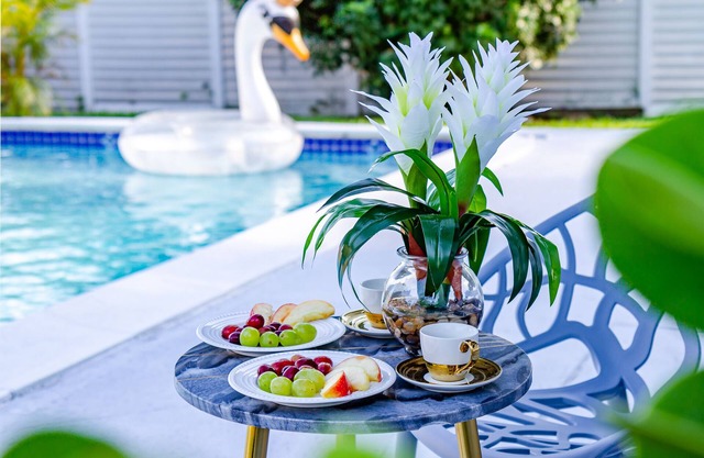 LUXURY BEACH 8 GUESTS MODERN DESIGNER HEATED POOL HOME NEAR AIRPORT & DOWNTOWN