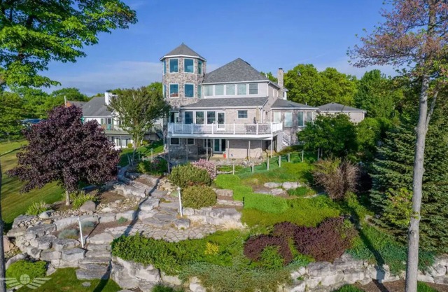 Luxury Beach Front Estate In-Town - Caseville