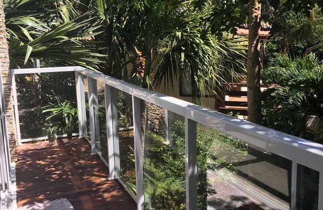 Luxury beach house in ferradura, 4 bedrooms, 2 suites, condominium, swimming pools.