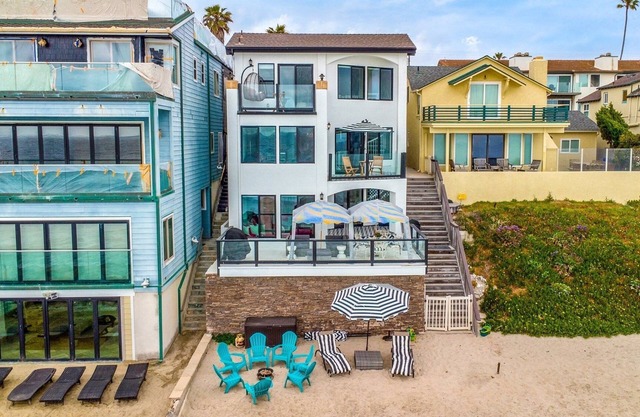 Luxury Beach House Sleeps 8 sandy private beach 4 Bath 2 Kitchens Garage & More