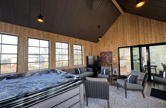 Luxury Beach House With Hot Tub, Minutes to Beach & Crowbush Golf Course