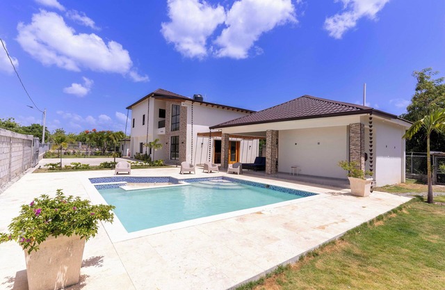 Luxury Beach Villa with Private Pool, Jacuzzi, Beach Club, WiFi, AC and BBQ