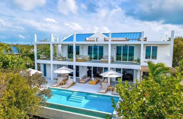 Luxury Beachfront Villa w/Infinity Pool & Rooftop