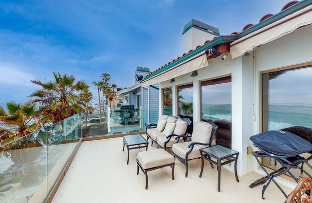 Luxury Beachfront Getaway - Main Stylish Home with Balcony, Firepit & Ocean Views