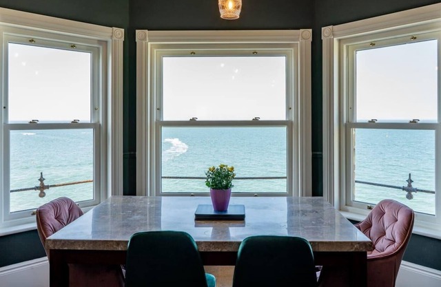 Luxury Beachfront Penthouse, Panoramic Sea Views