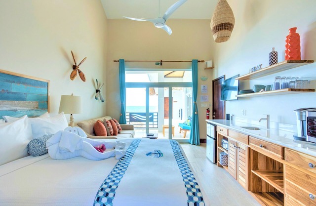Luxury Beachfront Studio with swim up pool bar