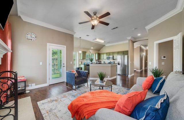 Luxury & Beautiful 3BR Home in Frisco w/Fireplace