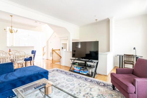 Luxury Beds 4BR/3.5BA - 2 Car Garage