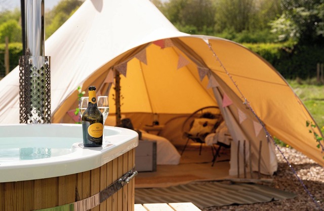 Luxury Bell Tent with Hot Tub. Quiet Countryside Couples Retreat & Dog Friendly!