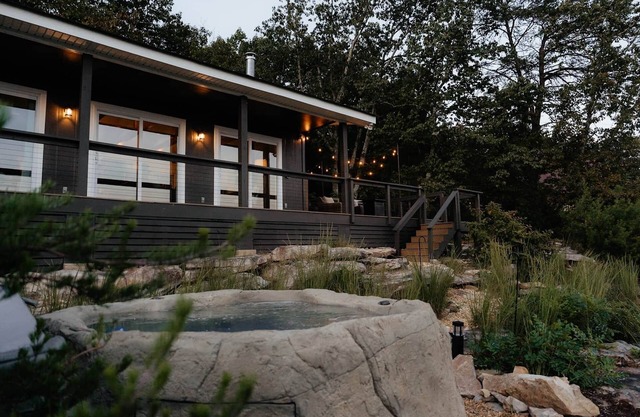 Luxury Bluff Cabin Hot Tub + Epic Mountain Views