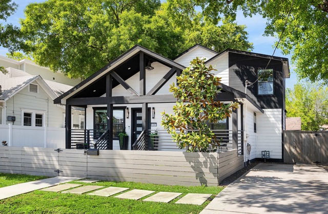 Luxury Boho Heights Retreat- Spacious 4 Bedroom, 4 1/2 Bath Bungalow