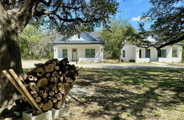 Luxury Bungalow near Gruene Hall, Whitewater Amphitheater & The Chandelier.