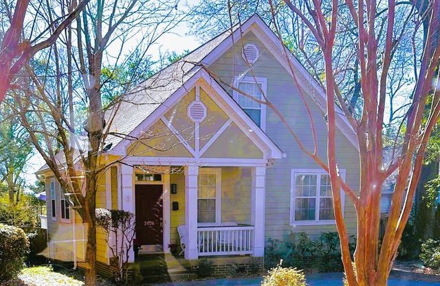 Luxury Bungalow within central Rosewood w/hot tub. Family-friendly!