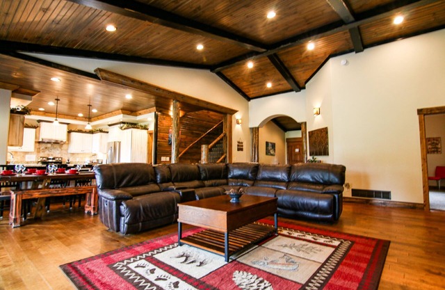 Luxury Cabin,Golf Course,Yellowstone, Stunning Mountain Views,Tubing, Rafting,