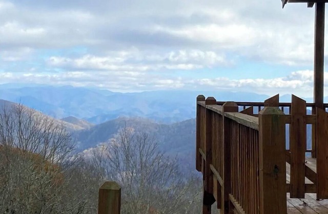 Luxury cabin located at 5000 ft STUNNING views & minutes from A.T. & ski slopes.