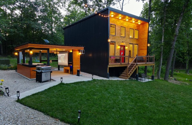 Luxury Cabin on 9 acres/Sleeps 6 with Hot Tub