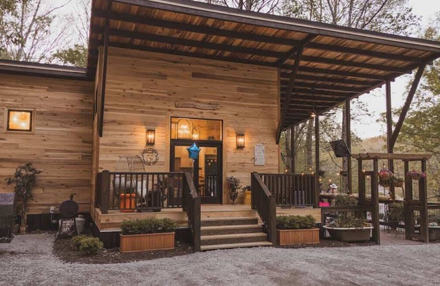 Luxury Cabin | Outdoor Shower, Hot Tub, MTN Views!