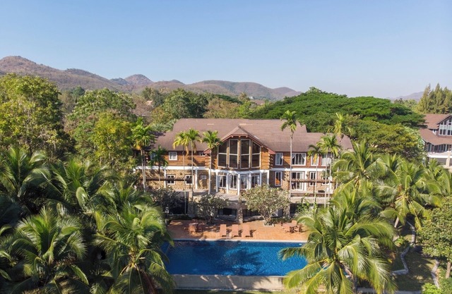 LUXURY CABIN POOL VILLA, KHAO-YAI
