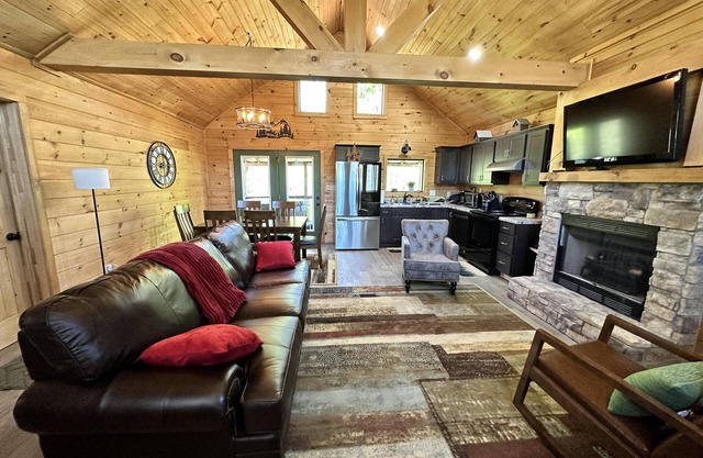 Luxury cabin with a hot tub and internet