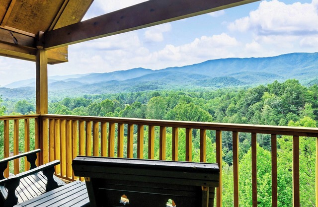 Luxury Cabin with Breathtaking Views: Sleeps 16, Hot Tub, Pool Table, Games!