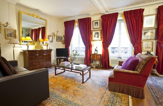Luxury, Calm & Elegance in the heart of the Champs-Elysées with Champagne !