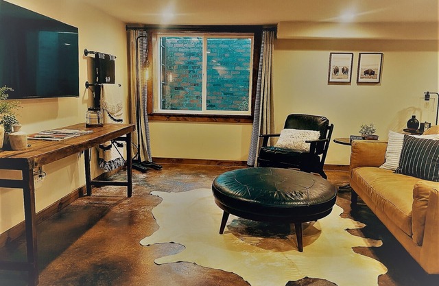 Luxury Cellar Apartment with Private Patio and Hot Tub