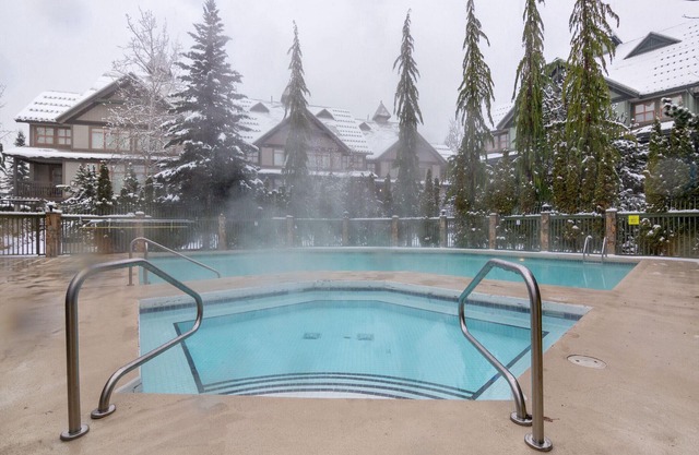 Luxury Central 2BR - HT, Pool, A/C, Bike Storage