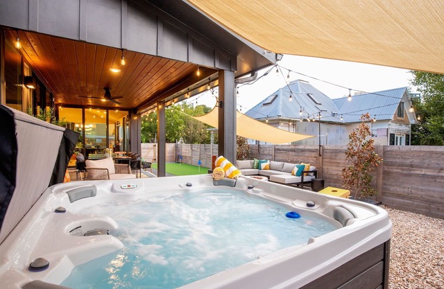 Luxury Central Austin, Hot Tub & Firepit, Minigolf, Private Fenced Yard