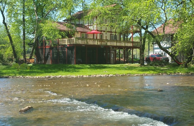 Luxury Chalet On The Chattahoochee River - Short Walk To Downtown Helen