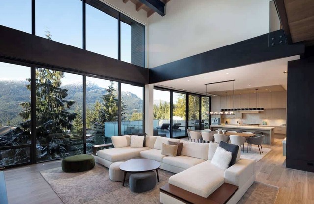 Luxury Chalet with Ski Acess, Hot Tub, Gym, Views