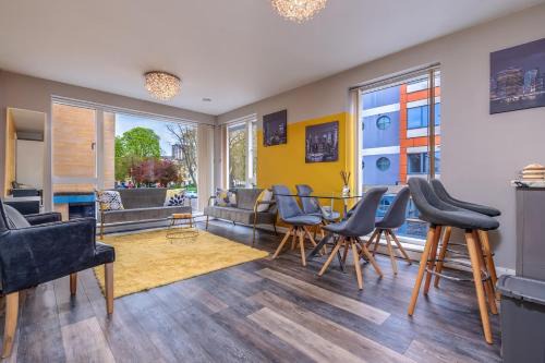 Luxury City Centre Apt with Garden View