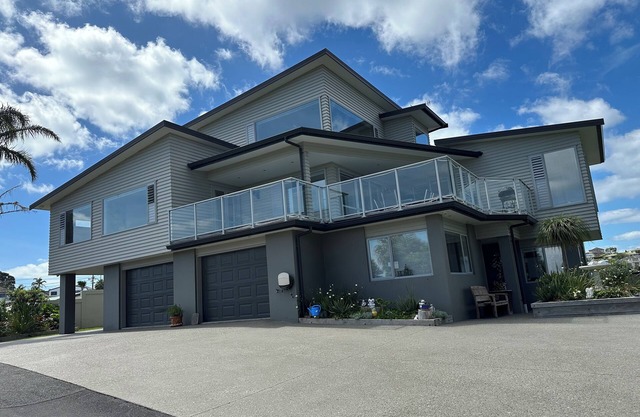 Luxury clifftop retreat in Tindalls Bay, Whangaparaoa Peninsular, Auckland